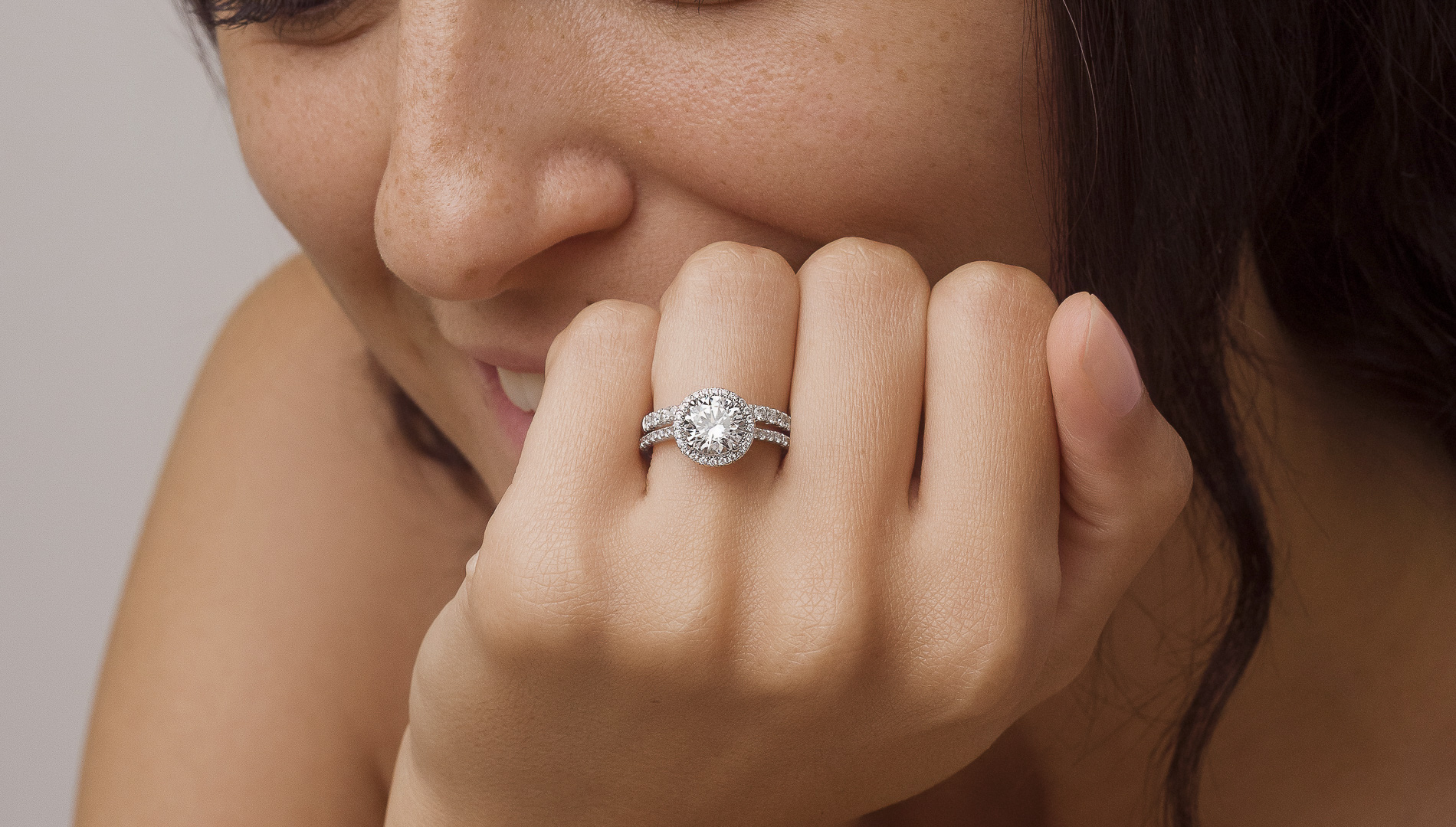 Bague de fiançailles halo modèle Délicate de la Maison de Joaillerie Amantys