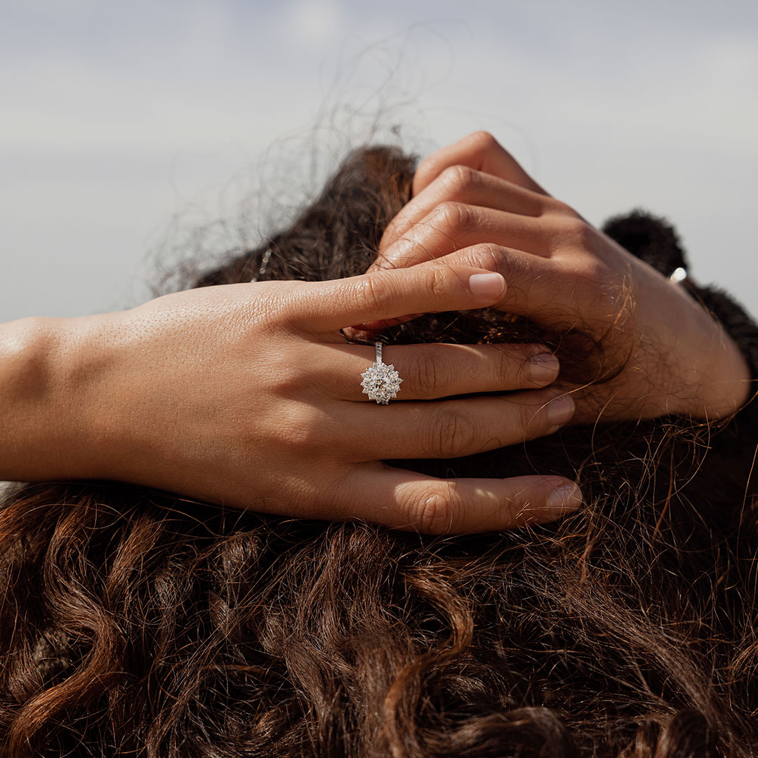 Bague de fiançailles halo modèle Inoubliable de la Maison de joaillerie Amantys