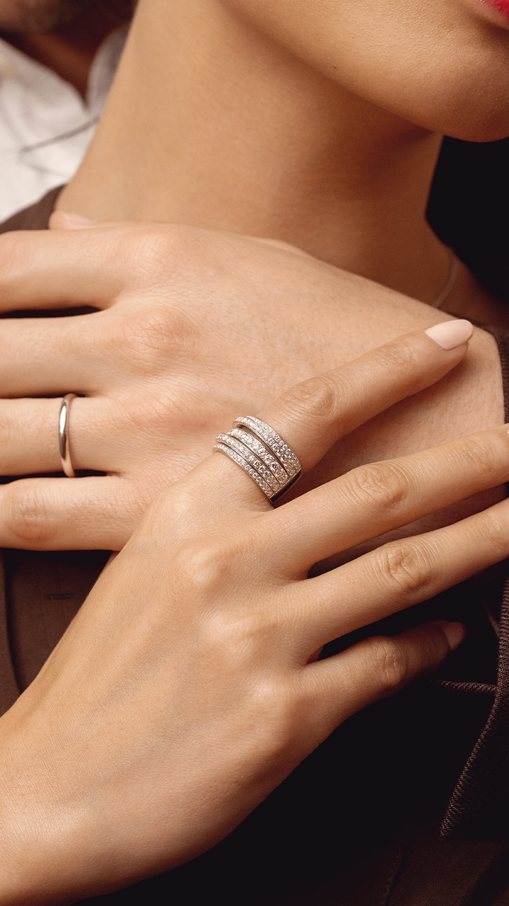 CARTIER Bande en or blanc à 5 rangs de diamants Maillon Panthère sur