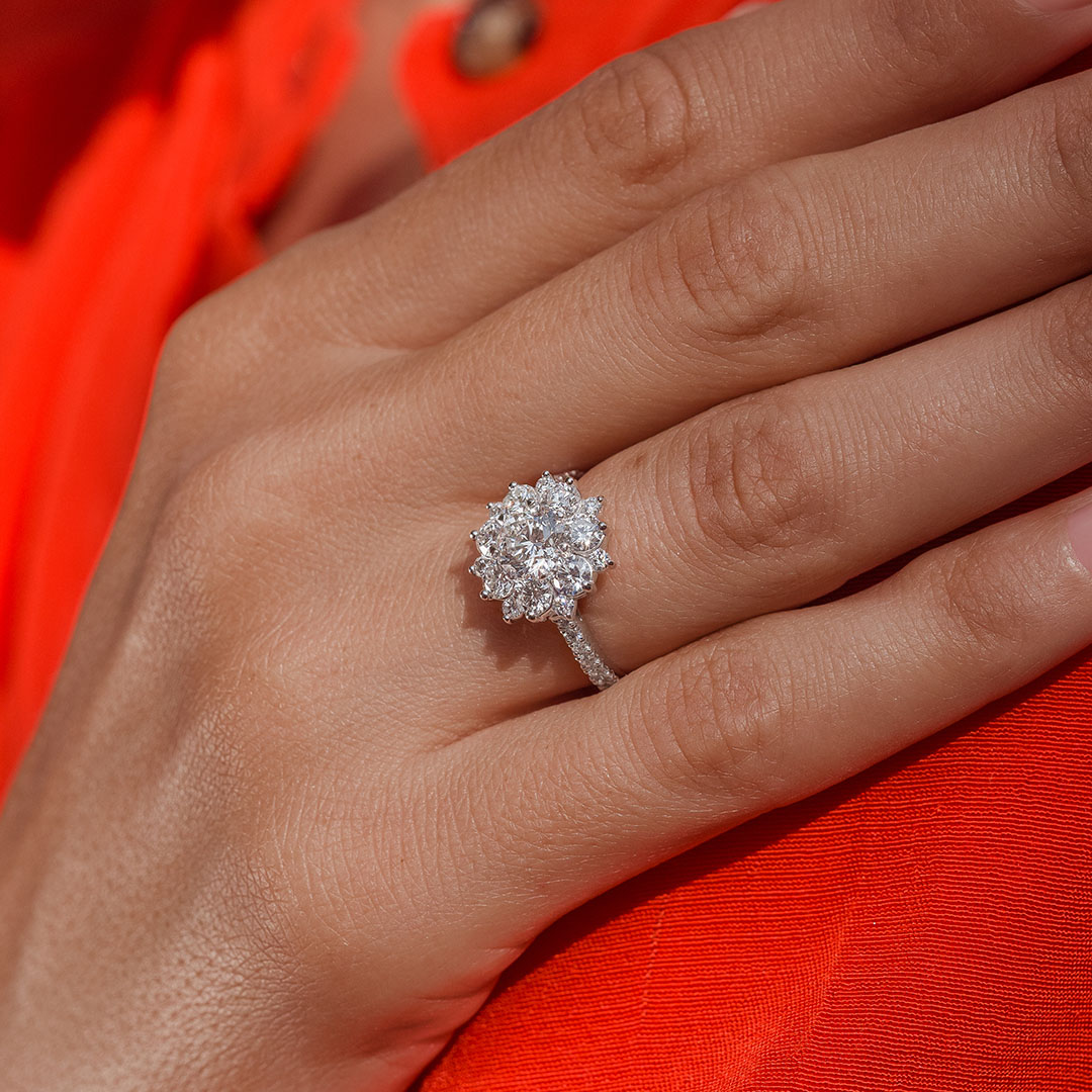 Bague de fiançailles halo modèle Inoubliable de la Maison de joaillerie Amantys