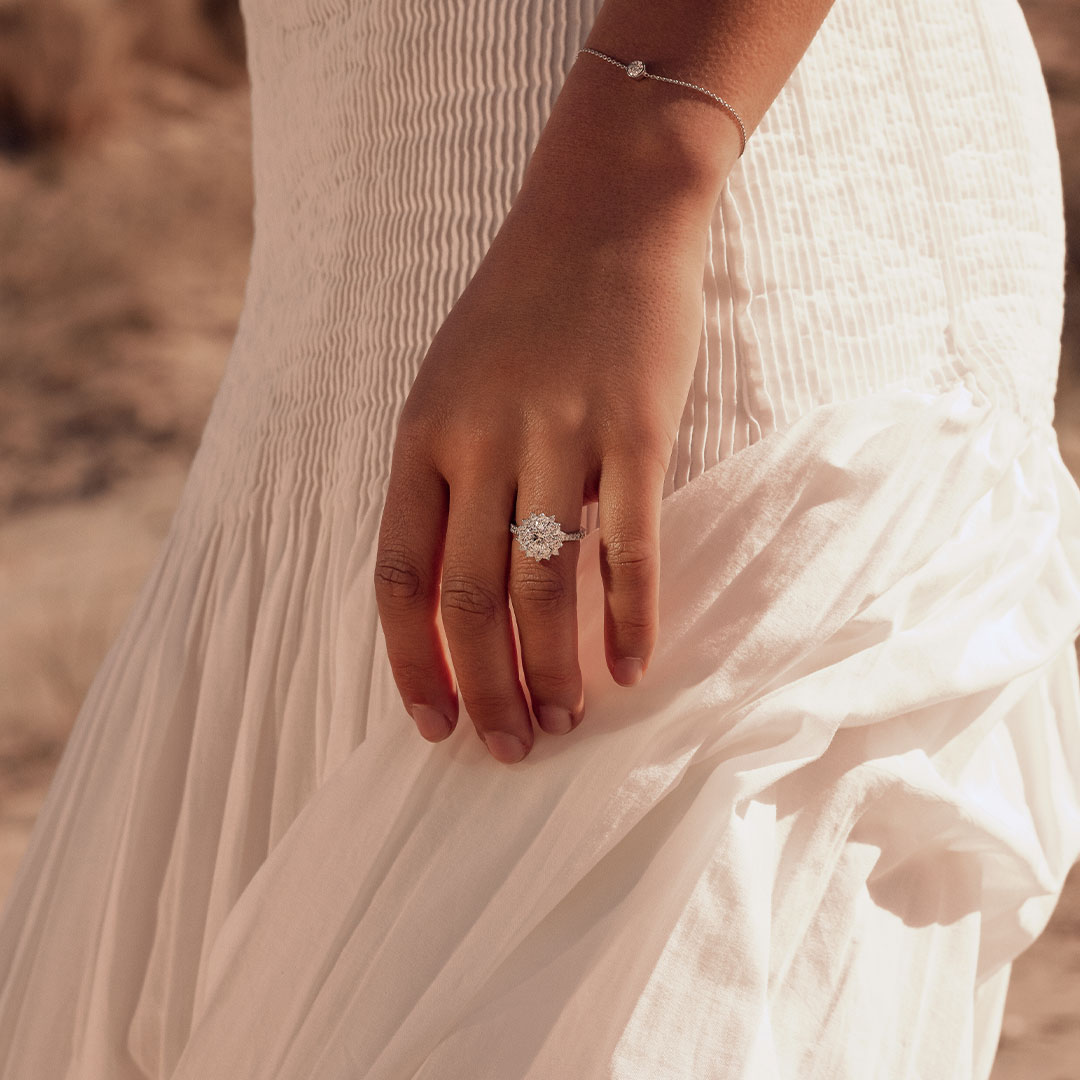 Bague de fiançailles halo modèle Inoubliable de la Maison de joaillerie Amantys